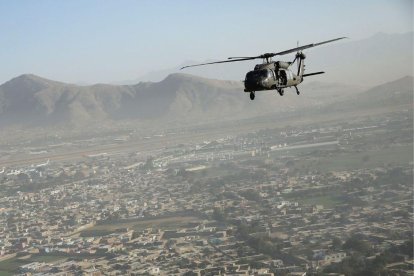Un Black Hawk sobrevolando Kabul (Afganistán)