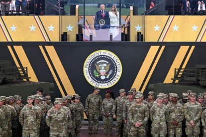 Donald Trump con la primera dama durante el desfile del 250.º aniversario del ejército en Washington, D.C.