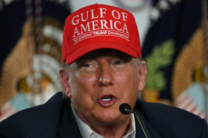 El presidente Donald Trump ofrece una conferencia de prensa en Florida