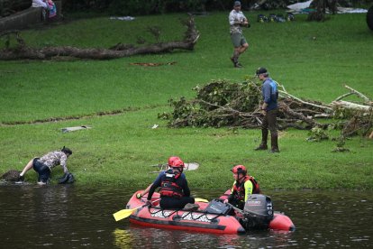 Un grupo de voluntarios colabora con los servicios de emergencias en Texas.