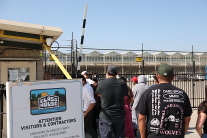 Familiares de los detenidos en la redada de inmigración en Glass House Farms