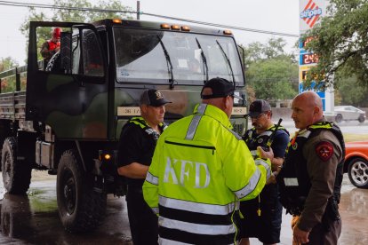 4 de julio de 2025, Kervrville, Texas, Estados Unidos: Miembros del Departamento de Bomberos de Kerrville y del Departamento de Policía de Texas reabastecen de combustible a camiones tras una destructiva inundación en Kerrville el viernes 4 de julio de 2025.