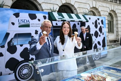 El secretario de Salud Robert F. Kennedy Jr. y la secretaria de Agricultura Brooke Rollins prueban helados sin colorantes