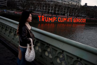 Pancarta en Londres que dice "Trump: genocidio climático"