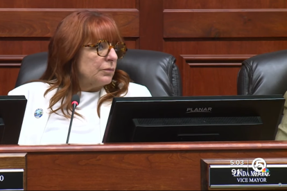 Captura de pantalla de Linda Moore en una reunión del Ayuntamiento