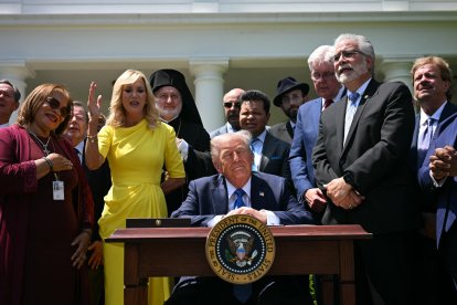 La pastora Paula White (2ª izda.) y otros líderes religiosos rezan detrás del presidente estadounidense Donald Trump durante un acto del Día Nacional de la Oración en el Jardín de las Rosas de la Casa Blanca en Washington, DC, el 1 de mayo de 2025.