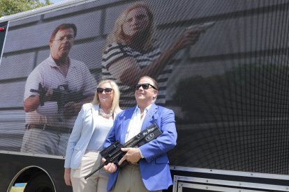 Patricia y Mark McCloskey durante la campaña Defendamos Nuestra Segunda Enmienda.