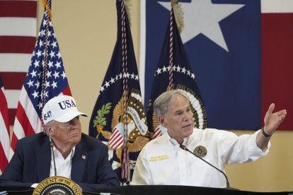 El presidente Donald Trump junto al gobernador de Texas, Greg Abbott