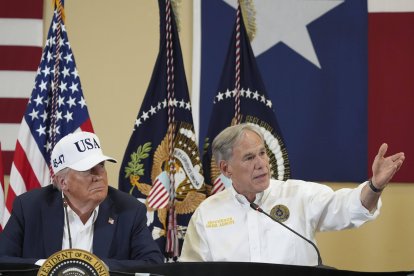 El presidente Donald Trump junto al gobernador de Texas, Greg Abbott