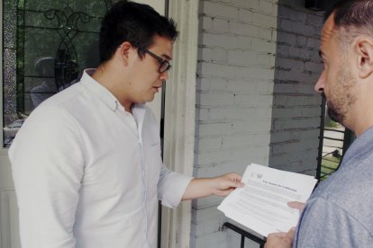 Censistas entregan el material del censo de 2020