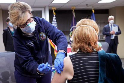 Una mujer recibe la vacuna contra el covid-19 mientras el presidente Joe Biden visita un centro de vacunación contra el covid-19 del Departamento de Asuntos de Veteranos (VA) en Washington D. C. el lunes 8 de marzo de 2021