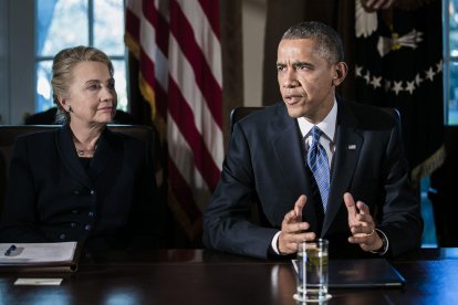 Hillary Clinton, entonces secretaria de Estado, observa hablar al entonces presidente Obama en 2012, durante su mandato.