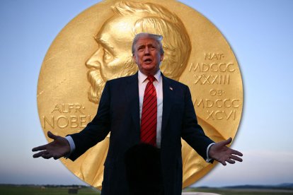 Donald Trump habla con los medios en el aeropuerto de Pensilvania con el premio Nobel detras.