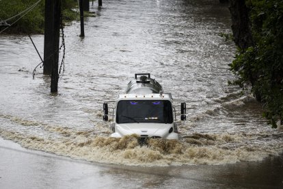 Un camión circula por una carretera inundada mientras el huracán Erin, de categoría 3, abandona la región de Naguabo, en Puerto Rico, el 16 de agosto de 2025. El huracán Erin, que se encontraba en alta mar, fue rebajado a tormenta de categoría 3 en la madrugada del domingo, mientras las lluvias azotaban las islas del Caribe y los servicios meteorológicos advertían de posibles riadas y corrimientos de tierra.