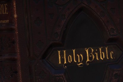 A man holds an Holy Bible while Pope Francis from the window of the Apostolic palace delivers the blessing on February 21 2021 overlooking the faithful in the St.Peter's square in Vatican.
Faithful are still allowed in Saint Peter square in limited numbers and wearing masks due to the rules against Covid-19 pandemic spread. (Photo by Giuseppe Fama/Pacific Press)
