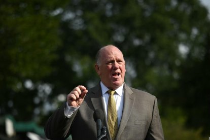 Homan en la Casa Blanca/ Mandel Ngan