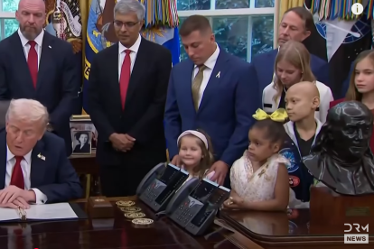 El presidente Trump firma la orden ejecutiva rodeado de niños que luchan contra la enfermedad