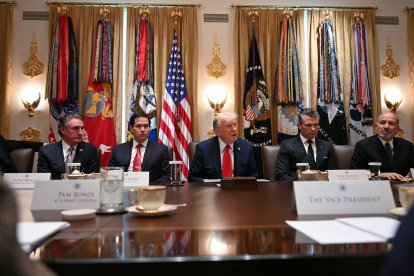 El presidente de los Estados Unidos, Donald Trump, habla junto al secretario del Interior, Doug Burgum, el secretario de Estado, Marco Rubio, el secretario de Defensa, Pete Hegseth, y el secretario de Comercio, Howard Lutnick, durante una reunión del gabinete en la Sala del Gabinete de la Casa Blanca en Washington, D.C., el 9 de octubre de 2025.