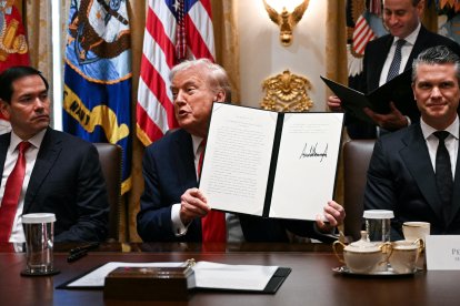 Donald Trump firma la proclamación del Día de Colón