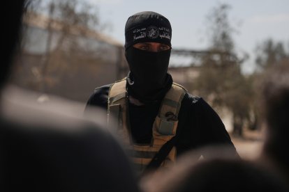 Terrorista de Hamás toma posiciones en Jan Yunis, al sur de la Franja de Gaza, antes de entregar a los rehenes israelíes a la Cruz Roja, el lunes 13 de octubre de 2025.