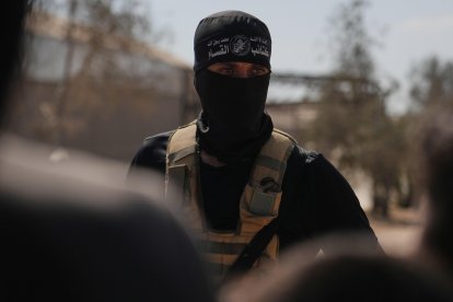 Terrorista de Hamás toma posiciones en Jan Yunis, al sur de la Franja de Gaza, antes de entregar a los rehenes israelíes a la Cruz Roja, el lunes 13 de octubre de 2025.