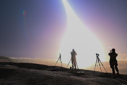 Un misil balístico intercontinental Minuteman III sin armamento se lanza durante una prueba operativa a las 12:01 a. m., hora del Pacífico, el 21 de mayo de 2025, en la Base de la Fuerza Espacial Vandenberg, California. Los lanzamientos de prueba de misiles balísticos intercontinentales demuestran que la flota de misiles balísticos intercontinentales de EE. UU. está lista, es confiable y eficaz para aprovechar su dominio en una era de competencia estratégica.