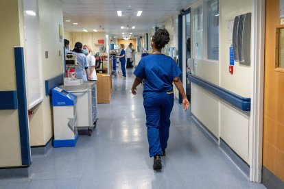 Pasillo de hospital-Imagen de archivo.