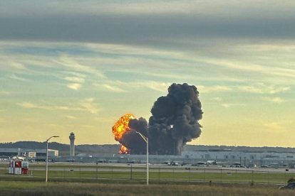 Esta foto cedida por Levi Dean muestra el humo desde el lugar del accidente de un avión de carga de UPSThe US Federal Aviation Administration (FAA) said the McDonnell Douglas MD-11 departing for Hawaii crashed at around 5:15 p.m. local time (2215 GMT). (Photo by HANDOUT / Courtesy of X account @LeviDean98 / AFP) / RESTRICTED TO EDITORIAL USE - MANDATORY CREDIT "AFP PHOTO /  LEVI DEAN" - HANDOUT - NO MARKETING NO ADVERTISING CAMPAIGNS - DISTRIBUTED AS A SERVICE TO CLIENTS