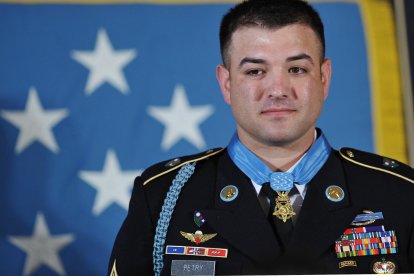 El sargento primero del ejército Leroy Arthur Petry aparece con la Medalla de Honor el 12 de julio de 2011, tras haber sido condecorado por el presidente de los Estados Unidos, Barack Obama, durante una ceremonia celebrada en el Salón Este de la Casa Blanca, en Washington D. C. Petry ha sido condecorado por su actuación en combate en Paktya, Afganistán, en mayo de 2008. FOTO DE AFP/Mandel NGAN (Foto de MANDEL NGAN / AFP)