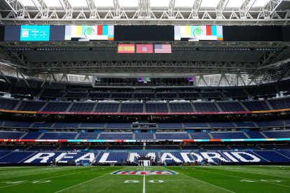 Los trabajadores preparan el campo del estadio Santiago Bernabéu antes de un partido de la NFL entre los Miami Dolphins y los Washington Commanders en Madrid, España, el viernes 14 de noviembre de 2025.