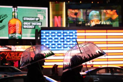 Dos personas caminan por Nueva York durante un día de lluvia. Imagen de archivo