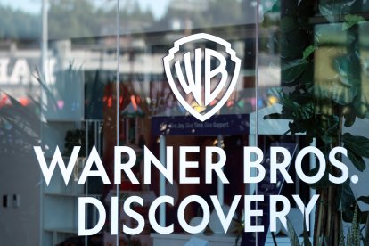 El logo de la Warner Bros. Discovery en una de sus oficinas