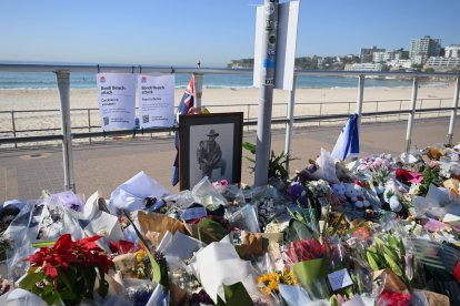 Ofrenda floral en el paseo marítimo de Bondi Beach, Sídney, el viernes 19 de diciembre de 2025, tras el tiroteo del domingo pasado.