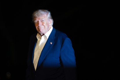 Trump bajando del Air Force One/ Saul Loeb