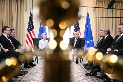 El presidente de los Estados Unidos, Donald Trump (derecha), y la presidenta de la Comisión Europea, Ursula von der Leyen (izquierda), hablan con la prensa tras alcanzar un acuerdo comercial entre ambas economías tras su reunión en Turnberry, al suroeste de Escocia, el 27 de julio de 2025, en el tercer día de su visita al país, desde que comenzó su segundo mandato como presidente. El presidente de Estados Unidos, Donald Trump, declaró el 27 de julio de 2025 que había alcanzado un acuerdo comercial con la presidenta de la Unión Europea, Ursula von der Leyen. «Hemos llegado a un acuerdo. Es un buen acuerdo para todos», declaró Trump a los periodistas tras las conversaciones con Von der Leyen en su complejo de golf de Turnberry, Escocia. La presidenta de la UE también lo calificó de «buen acuerdo».