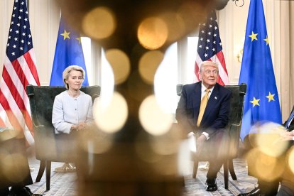 El presidente de los Estados Unidos, Donald Trump (derecha), y la presidenta de la Comisión Europea, Ursula von der Leyen (izquierda), hablan con la prensa tras alcanzar un acuerdo comercial entre ambas economías tras su reunión en Turnberry, al suroeste de Escocia, el 27 de julio de 2025, en el tercer día de su visita al país, desde que comenzó su segundo mandato como presidente. El presidente de Estados Unidos, Donald Trump, declaró el 27 de julio de 2025 que había alcanzado un acuerdo comercial con la presidenta de la Unión Europea, Ursula von der Leyen. «Hemos llegado a un acuerdo. Es un buen acuerdo para todos», declaró Trump a los periodistas tras las conversaciones con Von der Leyen en su complejo de golf de Turnberry, Escocia. La presidenta de la UE también lo calificó de «buen acuerdo».