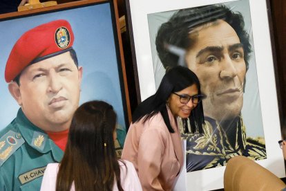 Delcy Rodríguez junto a los retratos de Chávez y Bolívar.
