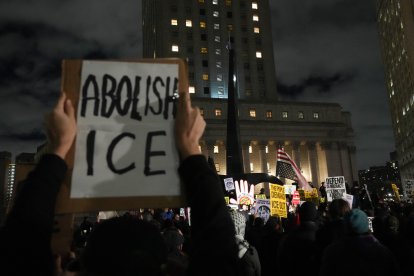 Personas participan en una protesta contra el Servicio de Inmigración y Control de Aduanas (ICE) en Nueva York el 7 de enero de 2026, después de que un agente del ICE matara a tiros a una mujer en Minneapolis.