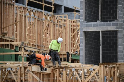 Obreros de la construcción construyen una estructura en Katy, Texas, el 2 de abril de 2025