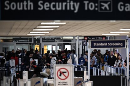 Viajeros esperan en fila en un control de seguridad en el Aeropuerto Intercontinental George Bush en Houston, Texas, en vísperas del feriado de Acción de Gracias, el 26 de noviembre de 2025.