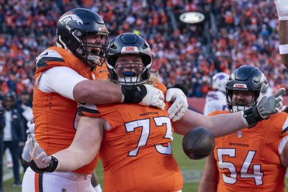 El tackle ofensivo de los Denver Broncos, FRANK CRUM (73), celebra su recepción de touchdown en la primera mitad del partido de playoffs de la Ronda Divisional de la AFC entre los Denver Broncos y los Buffalo Bills.