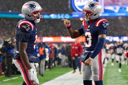 Los receptores abiertos de los Patriots, KAYSHON BOUTTE (9) y DEMARIO DOUGLAS (3), celebran tras un touchdown durante la segunda mitad del partido de la Ronda Divisional de los Playoffs de la NFL entre los New England Patriots y los Houston Texans el 18 de enero de 2026 en Foxboro, Massachusetts. Los Patriots ganaron 28-16.