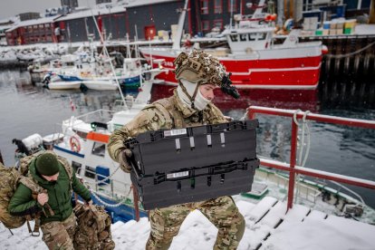 Soldados daneses desembarcan en el puerto de Nuuk, Groenlandia, el domingo 18 de enero de 2026