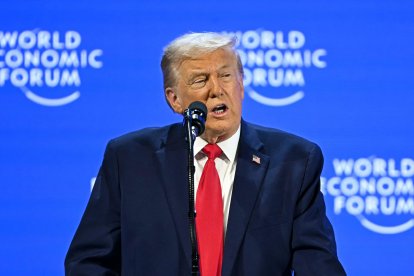 El presidente de Estados Unidos, Donald Trump, pronuncia un discurso especial durante la reunión anual del Foro Económico Mundial (FEM) en Davos el 21 de enero de 2026.
El Foro Económico Mundial se celebra en Davos del