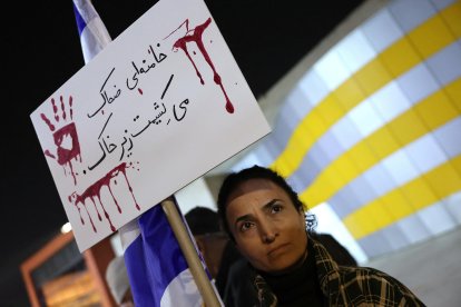 Una mujer protesta en solidaridad por la represión en Irán