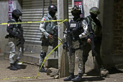 Miembros de la Guardia Nacional en la escena de un tiroteo masivo que dejó 11 muertos en México