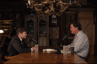 Nick Fuentes y Tucker Carlson