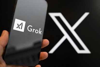 (Archivo) Una imagen con el logo de la IA Grok y de la red social X