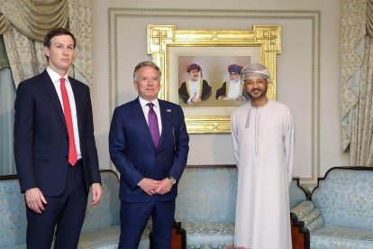 En esta foto difundida por el Ministerio de Asuntos Exteriores de Omán el 6 de febrero de 2026, el enviado especial estadounidense Steve Witkoff (centro), Jared Kushner y el ministro de Asuntos Exteriores de Omán, Badr bin Hamad al-Busaidi, posan para una foto durante una reunión en Mascate. Irán y Estados Unidos iniciaron conversaciones el 6 de febrero en Omán. Washington se negó a descartar una acción militar contra su enemigo si la diplomacia fracasaba, mientras que la república islámica prometió defenderse de cualquier exigencia excesiva. (Foto de Handout / Ministerio de Asuntos Exteriores de Omán / AFP) / USO EDITORIAL RESTRINGIDO - CRÉDITO OBLIGATORIO "AFP PHOTO / OMANI FOREIGN MINISTRY" - FOLLETO - SIN MARKETING NI CAMPAÑAS PUBLICITARIAS - DISTRIBUIDO COMO SERVICIO A CLIENTES