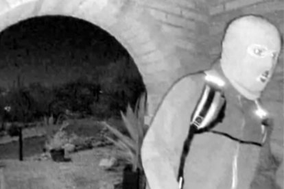 Individuo armado en la puerta principal de Nancy Guthrie